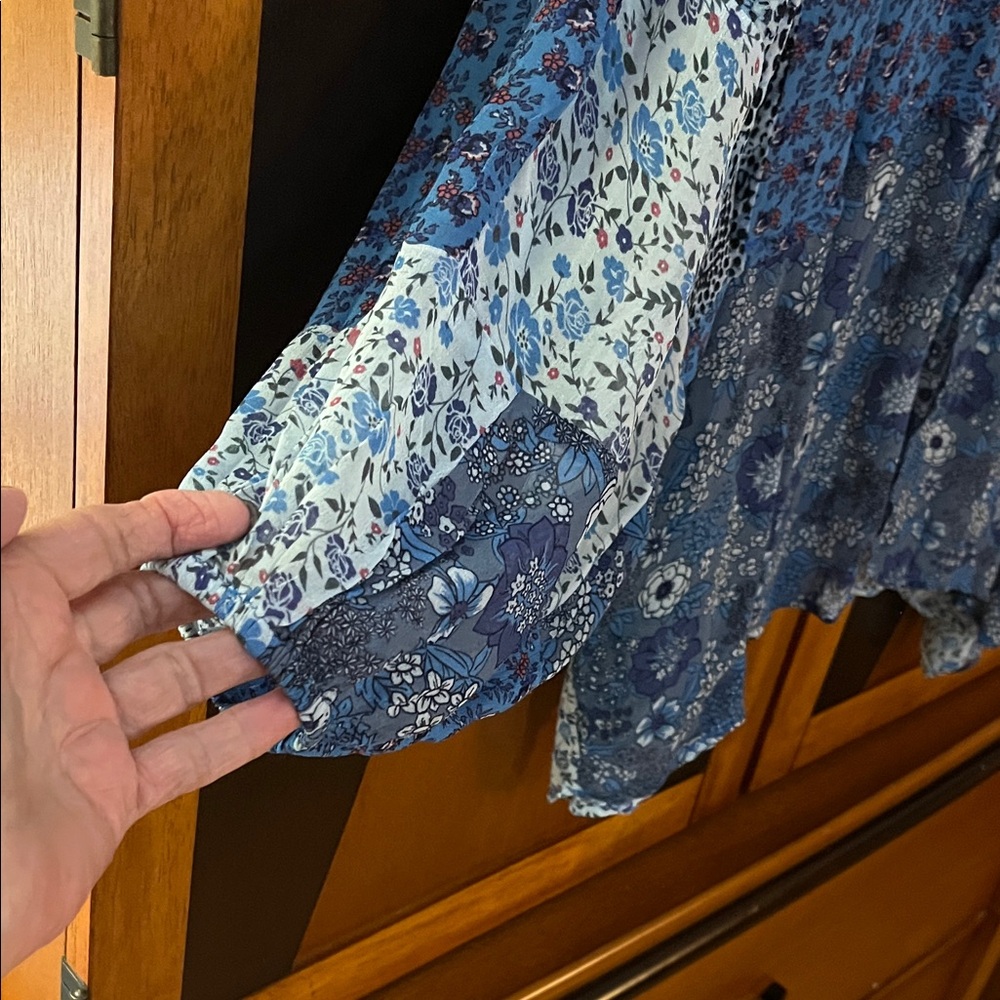 LOGO Mixed Media Blue Patterned Topper w/Dramatic Dolman Sleeves-Sharkbite Hem - Picture 5 of 12